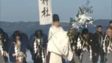 「寒さは苦手、でもワクワクする」諏訪湖を見守り40年　8季連続「御神渡り」なしの異変…温暖化の影響か　室町の飢饉から現代の万博まで「人の歩み」を綴る580年の記録　宮司が100年後の子孫へ託す使命