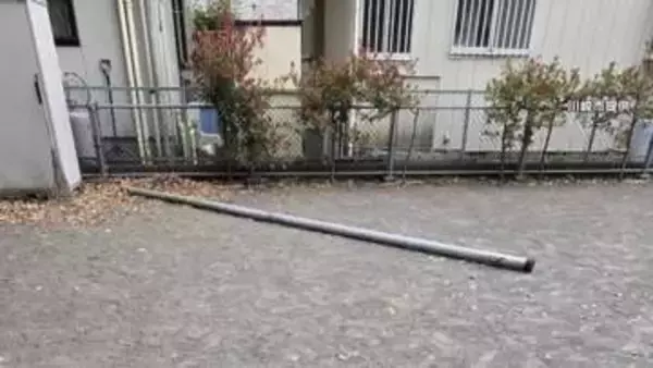 誰が何の目的で　公園で23kgのポールが倒れ小学3年生の男の子が骨折　市が公園の点検を検討　川崎市