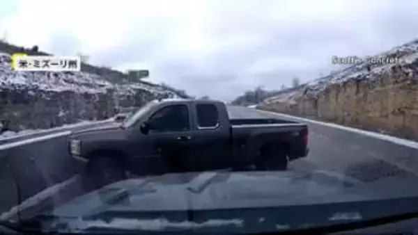 冬の嵐で事故数百件！雪道でトレーラーが左右にフラフラ…道路外に転落し逆さまに　除雪車玉突きや車宙づり事故も発生　アメリカ