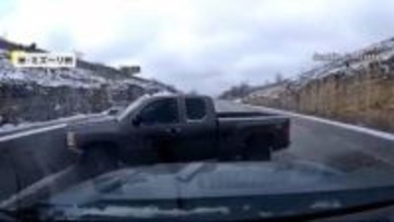 冬の嵐で事故数百件！雪道でトレーラーが左右にフラフラ…道路外に転落し逆さまに　除雪車玉突きや車宙づり事故も発生　アメリカ