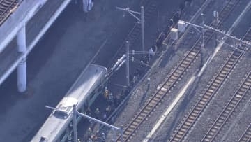 ホームで人があふれた駅も…架線断線でJR常磐線の運転見合わせ続く　線路上を歩く乗客の姿「困りますね」　午後2時に運転再開見込み