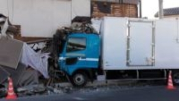 車と衝突…トラックが空き家に突っ込む　トラック運転手の女性（40）軽傷　現場は見通しいい直線　長野市