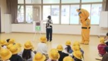 新小学1年生が交通ルール学ぶ　警察署長と学校近くの横断歩道の安全な渡り方を実践　東京・品川区