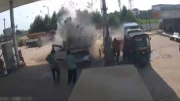 インドのガソリンスタンドで大爆発の瞬間　トルコでは車が横転しながら歩道へ　わずか5秒の“危機一髪”