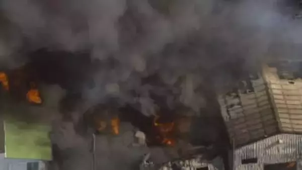 【続報】建物9棟に延焼…火は周辺の林に燃え広がる　工場火災で消防車など15台以上出動し消火活動　神奈川・綾瀬市