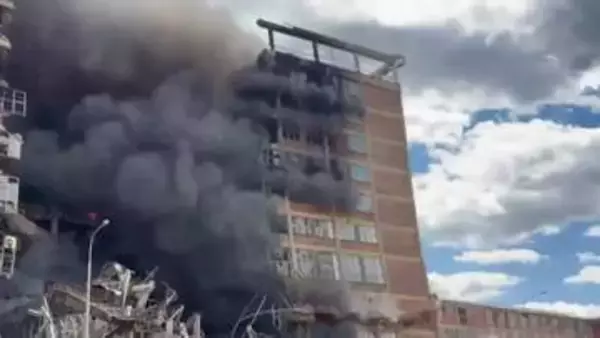 “築70年”11階建てビルで火災、建物が崩れ落ちる瞬間　老舗シューズブランドの倉庫　チェコ