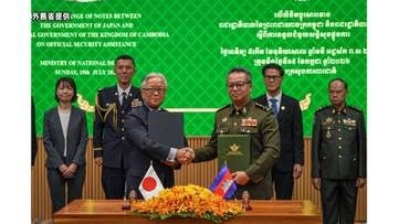 カンボジア陸海軍に通信機材・警備艇供与