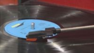 むかし懐かしい“あの日々”が蘇る  スピーカーから流れる柔らかな音色 アナログレコードに針を落とす『昭和の日』 【福岡発】