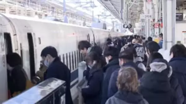 Uターンラッシュで混雑　東北道上りで渋滞35キロ、東名高速上りで渋滞13キロ　東海道新幹線や空の便上りもピークに