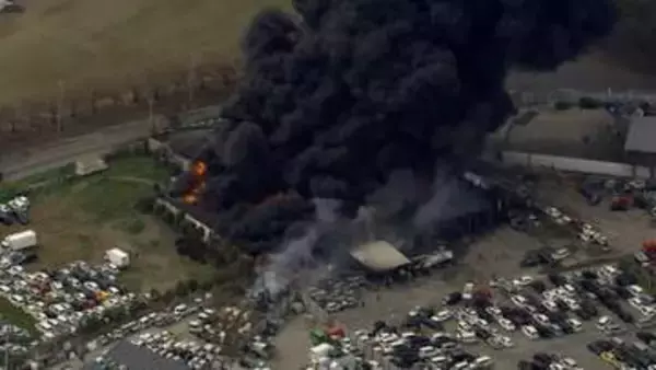 「煙がすごい、火も見える」資材置き場で火災　車などが激しく燃え消火活動続く　けが人の情報なし　茨城・坂東市