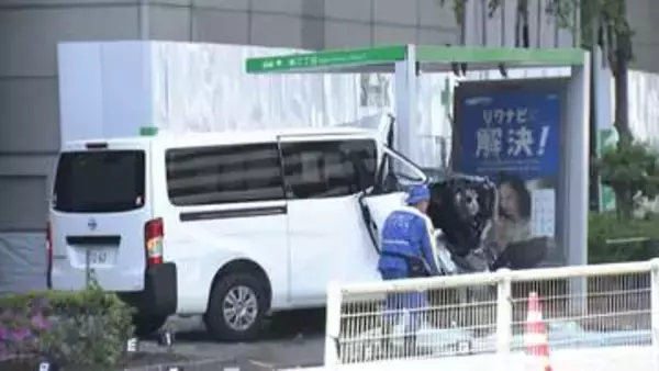 渋谷でバス停にワゴン車突っ込む　運転していた50代男性が死亡　近くを歩いていた80代男性が巻き込まれケガ