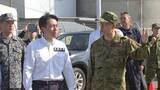 「小泉防衛大臣、熊本地震で災害派遣の自衛隊部隊を激励　イオンモール熊本で献花も」の画像1
