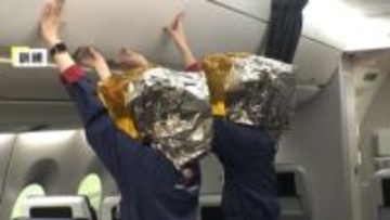 JALが“モバイルバッテリー発火”想定の機内訓練を公開　国土交通省は客室持ち込みの際手元に置くよう呼びかけ