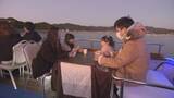 「ベストシーズンの悩みを解消…温まりながら夕日を眺める船旅『こたつDEクルージング』冬鳥たちへのエサやり体験も」の画像1
