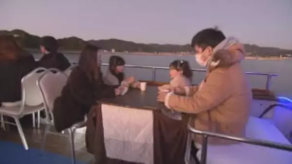 ベストシーズンの悩みを解消…温まりながら夕日を眺める船旅『こたつDEクルージング』冬鳥たちへのエサやり体験も