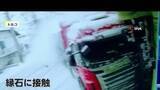 「雪道でコントロール失い？カメラに突進してくるトラック、縦列駐車で高齢者の車が店に突入し誘導の娘あわや　トルコ」の画像1