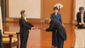 「春の叙勲」天皇陛下が勲章授与　佐藤勉元総務大臣らに旭日大綬章　外国人受章者には英語で感謝を伝えられる
