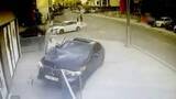 「猛スピードで看板なぎ倒し…クリニックに車が突っ込む瞬間　患者おらずけが人なし　ハンドル操作ミスが原因か　トルコ」の画像1