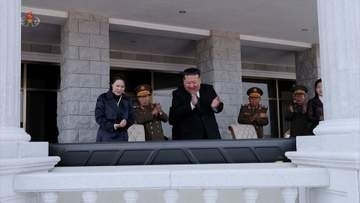 金正恩氏が大型多連装ロケット砲の射撃を視察　娘や妻とともに最新技術集めた展示会へ　「力こそが平和」と強調