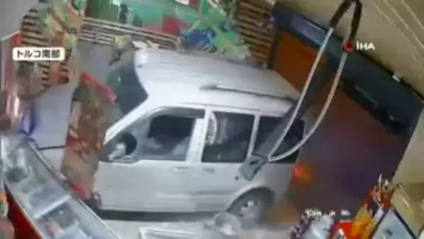 店に突っ込みようやく停車　降りて頭を抱える運転手は無免許運転　直前に車にも衝突　けが人なし　トルコ