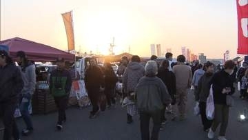 八戸市で「館鼻岸壁朝市」開催　地震前と変わらぬ人出に安堵の声も　後発地震注意情報受け安全対策徹底