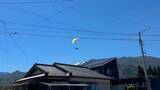 「大空を舞うパラグライダーに異変…住宅地で高度落とし畑に不時着　男性が軽傷　強風で操縦誤ったか　長野・駒ヶ根市」の画像1