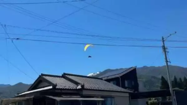 大空を舞うパラグライダーに異変…住宅地で高度落とし畑に不時着　男性が軽傷　強風で操縦誤ったか　長野・駒ヶ根市