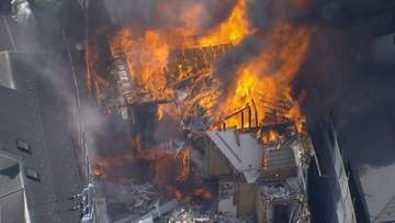 住宅密集地で激しい炎　巡回中の警察官が通報　隣接住宅にも延焼　けが人や逃げ遅れの情報なし　消火活動つづく　東京・世田谷区