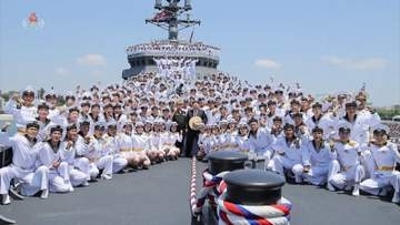 北朝鮮の5000トン級新型駆逐艦「崔賢」が就役　金正恩総書記「核武力の多角的な運用を実現」
