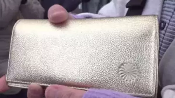 “皇居財布”が爆発的人気　牛本革と菊の御紋で2000円台も　SNSや口コミ投稿が話題に…皇居内の売店などで限定販売