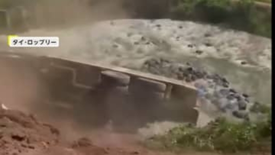 「落ちるぞ！」逃走中のトラックが川に転落…大量の黒い袋に7億円超相当の麻薬　41歳男を逮捕　タイ