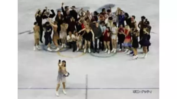 坂本花織がオリンピックに別れ…フィギュア・エキシビションでスケーターたちがファン魅了　まさかのジャッキー・チェン登場も