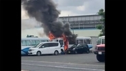 駐車場でバスが激しく炎上　赤い炎や爆発音...けが人なし