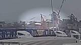 「クレーンがゆっくり傾き“煙や水しぶき”　作業員3人死亡　事故の瞬間映像　円柱状の重りが落下5人巻き込まれ今も1人不明　川崎」の画像1