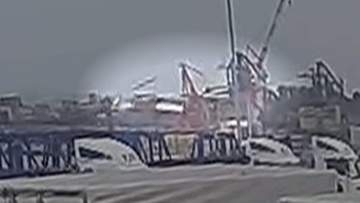 クレーンがゆっくり傾き“煙や水しぶき”　作業員3人死亡　事故の瞬間映像　円柱状の重りが落下5人巻き込まれ今も1人不明　川崎