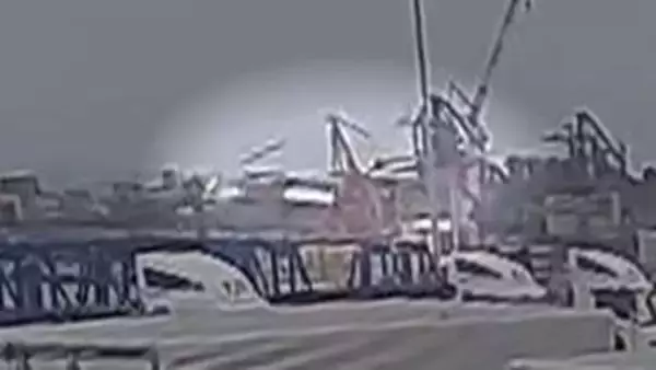 クレーンがゆっくり傾き“煙や水しぶき”　作業員3人死亡　事故の瞬間映像　円柱状の重りが落下5人巻き込まれ今も1人不明　川崎