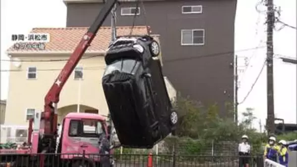 「ズドーンと行っちゃった」高齢女性運転の車がコンビニ駐車場からフェンス突き破り川に転落　静岡・浜松市