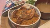 「脱皮直後のカニを丸ごと使用…殻ごと食べるカニ1匹を豪快にのせた贅沢どんぶりが話題の一宮の人気カフェ」の画像1