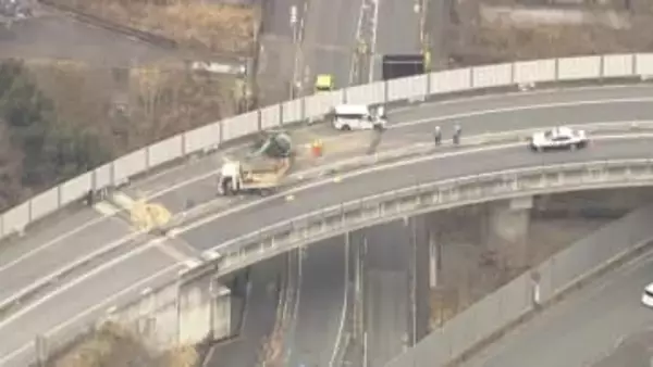 トラックがカーブ曲がりきれず反対車線の車に衝突…圏央道・高尾山IC付近で3台絡む事故、6人けが　東京・八王子市