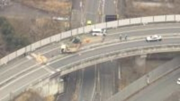 トラックがカーブ曲がりきれず反対車線の車に衝突…圏央道・高尾山IC付近で3台絡む事故、6人けが　東京・八王子市