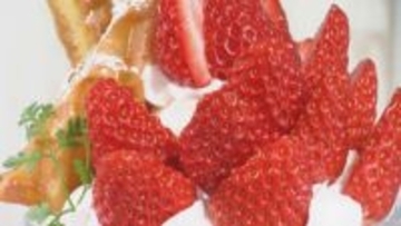 富山県産イチゴ9粒使った贅沢パフェ！　朝どれの新鮮さを堪能できる「カフェ＆ワッフル ブラウ」