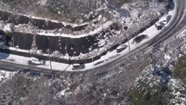 国道135号で車立ち往生…帰宅困難者など約450人が避難　雪の影響で数kmにわたり渋滞　静岡・伊東市