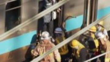 運転見合わせの京浜東北線・田町駅近くで乗客が次々線路に降りて移動開始…山手線も運転見合わせ続く