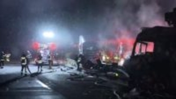 関越道で多重事故…少なくとも21人けが　トラックなど10台以上　車両火災で消火活動続く