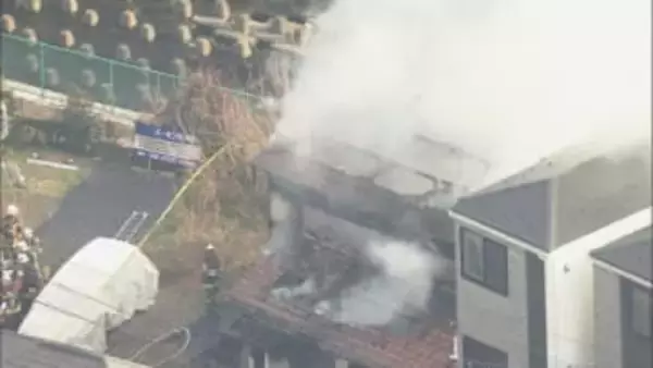 住宅街で2階建て住宅が全焼　消防車など17台出動し消火活動　1人暮らしの女性は外出中でけがなし　名古屋市