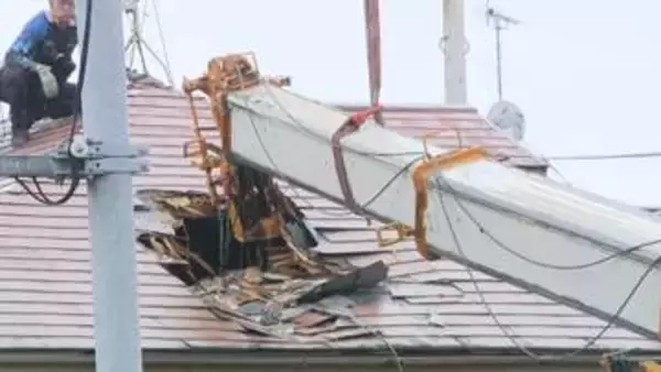 クレーン撤去作業で周辺の道路一時交通規制も解除　先端が隣家の屋根に突き刺さったクレーン車横転事故　東京・品川区
