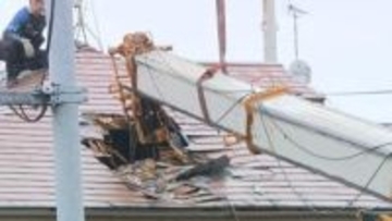 クレーン撤去作業で周辺の道路一時交通規制も解除　先端が隣家の屋根に突き刺さったクレーン車横転事故　東京・品川区