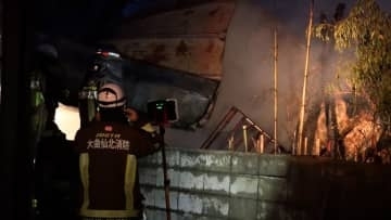 住宅など2棟全焼…焼け跡から男性遺体　兄弟2人暮らしで60代弟は入院中　75歳男性とみて身元確認　秋田・大仙市