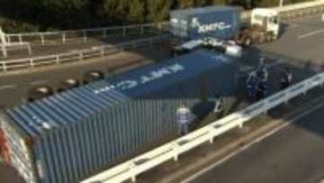 トレーラーが横転し運転の40代男性が軽傷で搬送　交差点でカーブ曲がりきれず横倒しか　東京・品川区