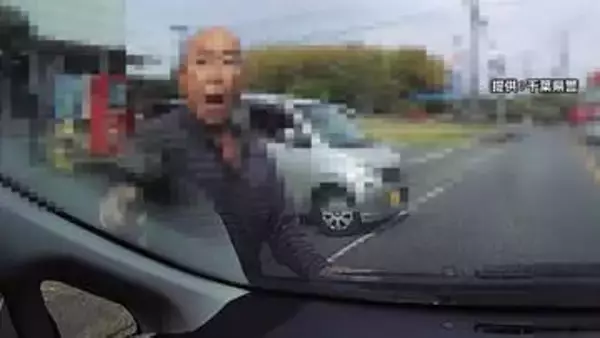 “刃物”ちらつかせ「出てこいよ！」　交通トラブルで20代ドライバー脅した疑いで78歳の男逮捕　千葉